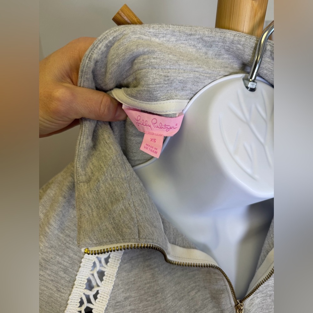 Lilly Pulitzer Gray Skipper Popover Quarter-Zip sweatshirt White Lace Trim Sz XS - Picture 6 of 7